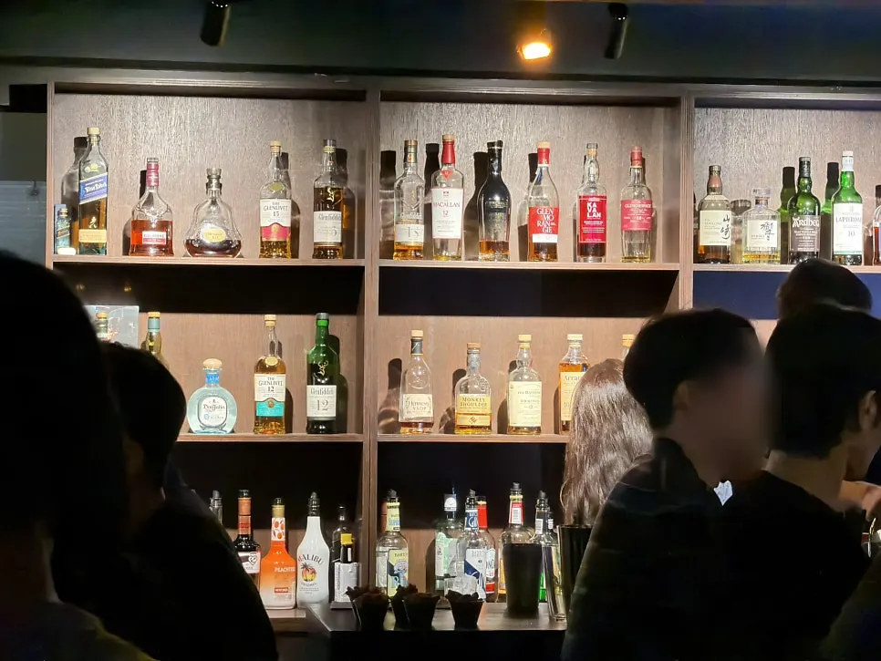 우우 바 테이블 위 칵테일