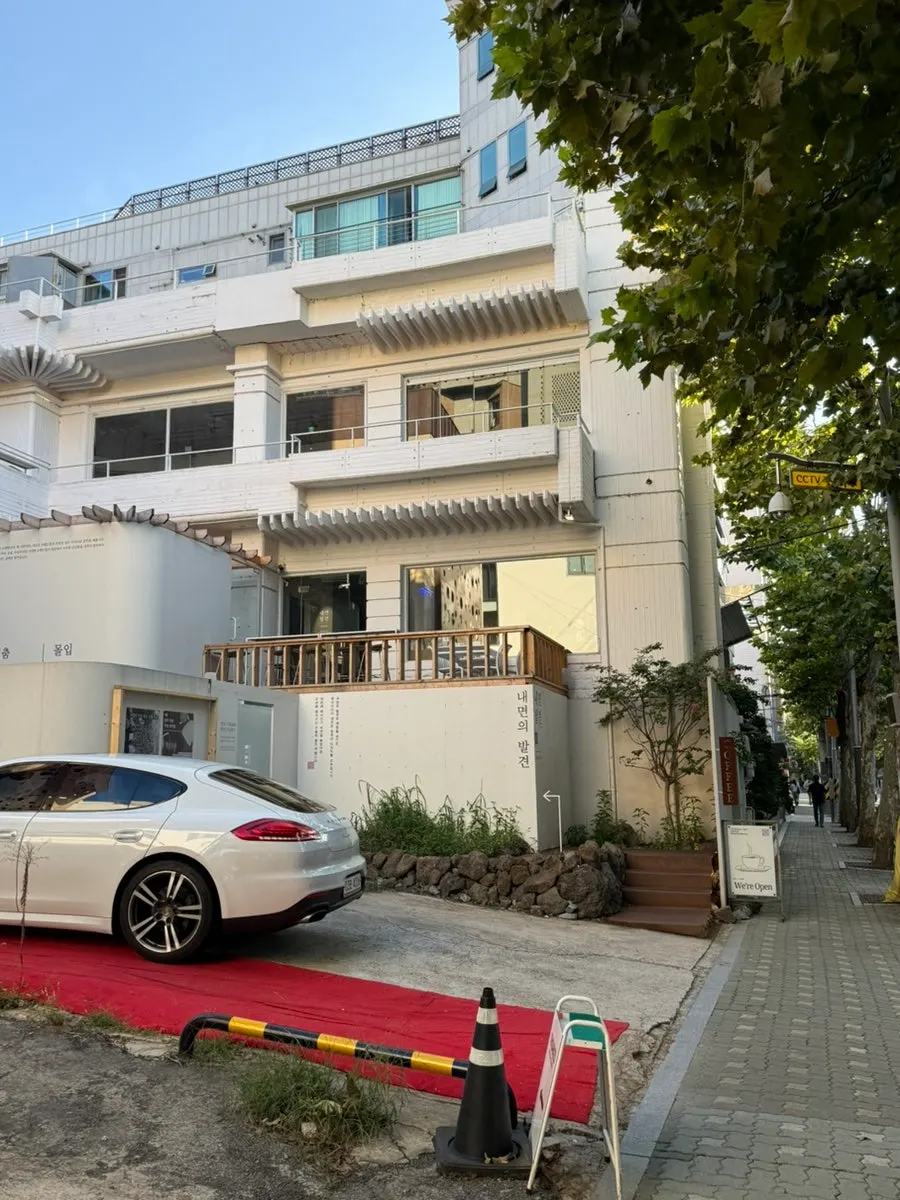 Naemyeonui Balgyeon, an emotional café run on a seasonal concept