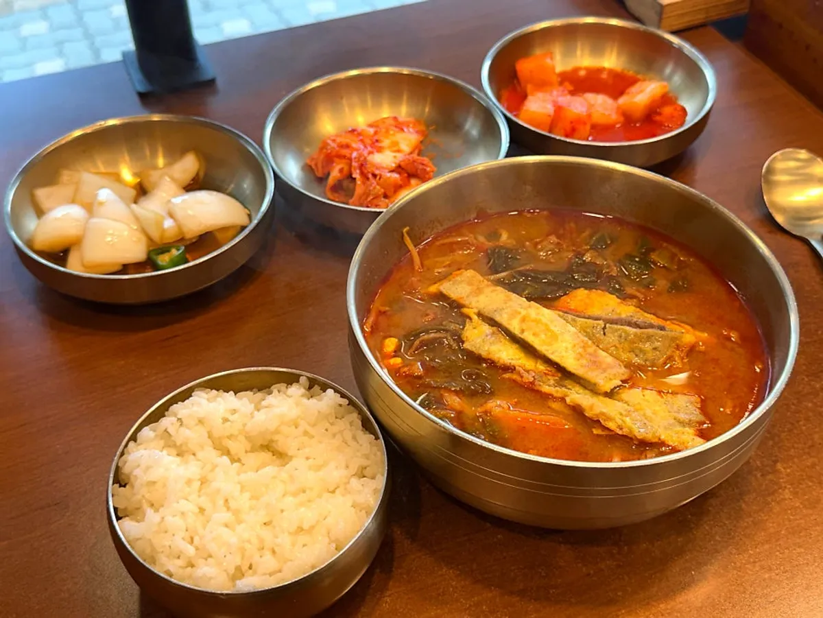 弘大入口站深田牛肉汤饭西桥店的牛肉煎饼汤饭一碗