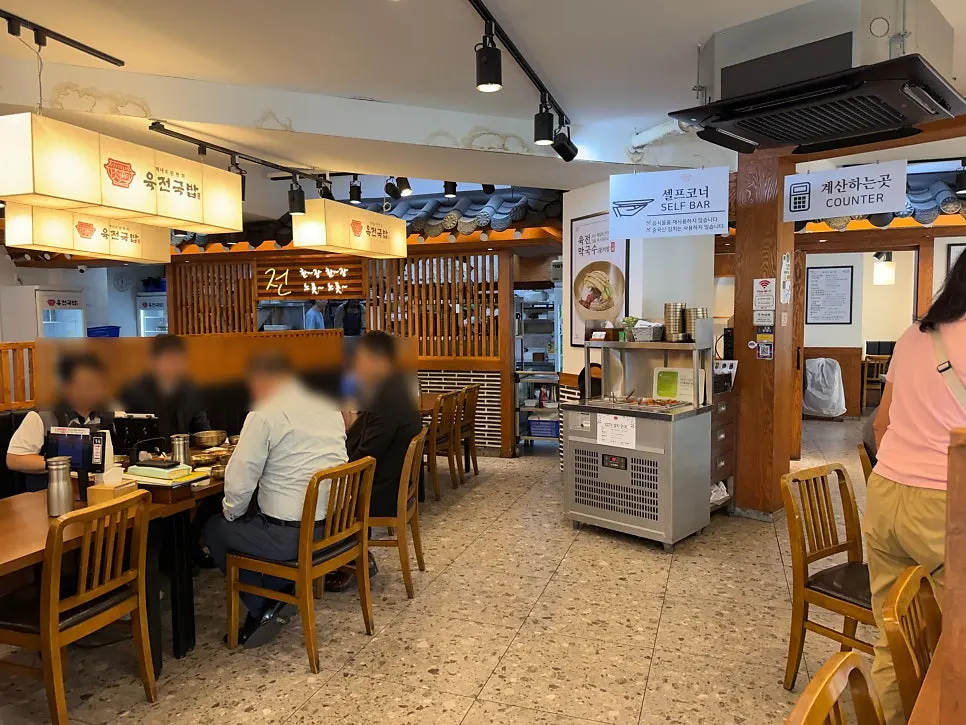 平日午间挤满上班族的深田牛肉汤饭西桥店内部