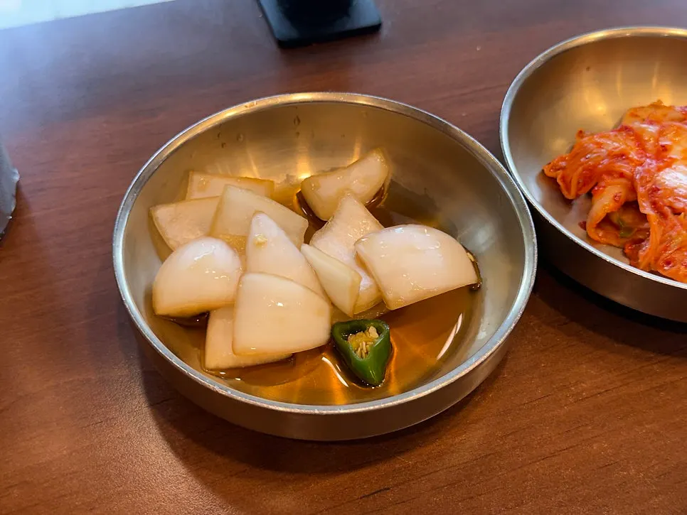 腌洋葱、白菜泡菜、萝卜块泡菜等基本小菜