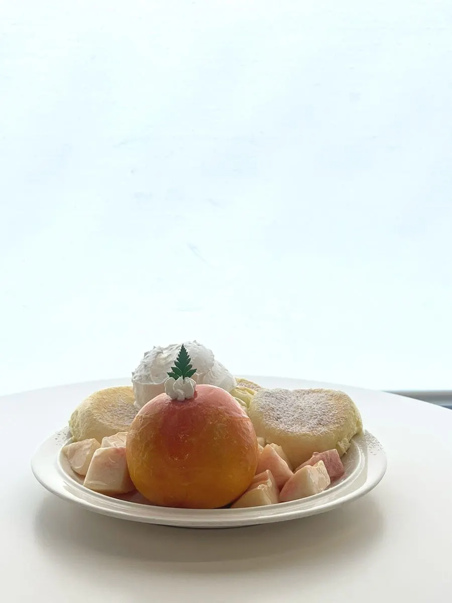 Peach soufflé arriving 5 minutes after ordering