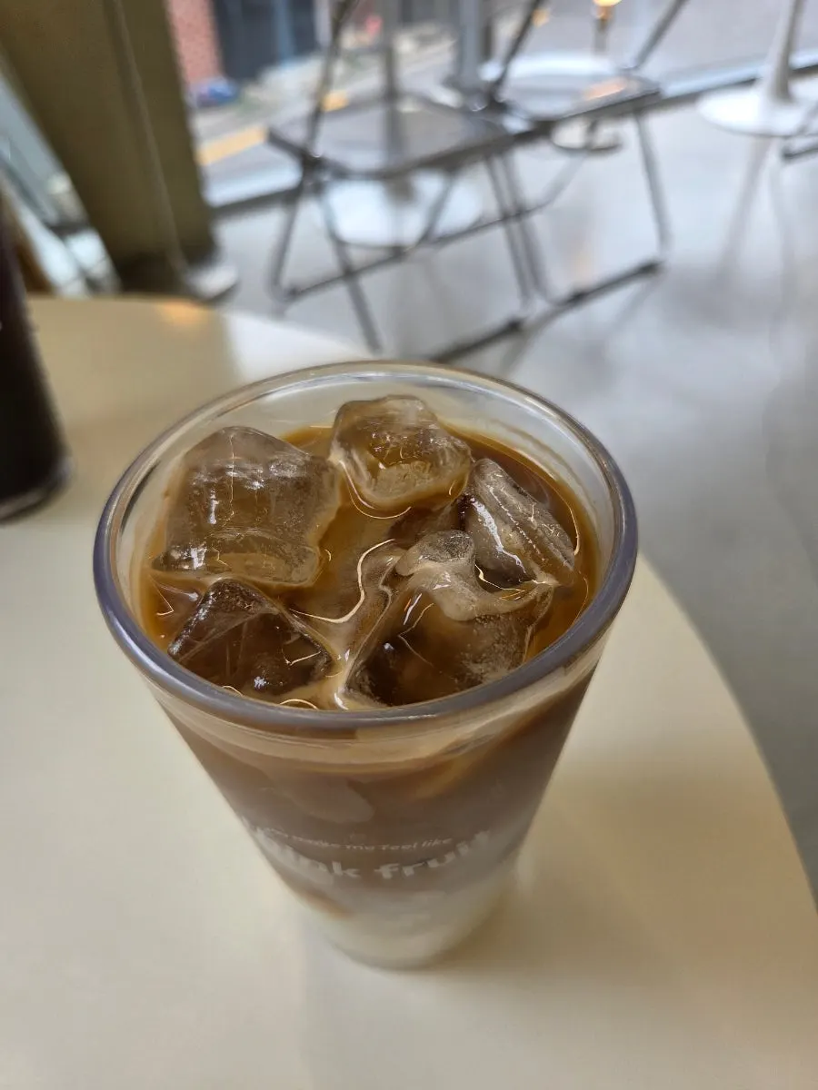 달콤한 연유라떼 한 잔