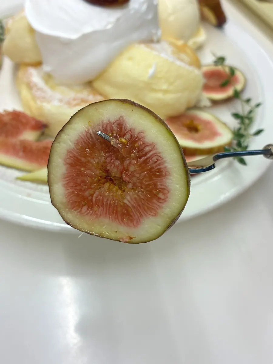 수플레 위 제철 무화과 과육 클로즈업