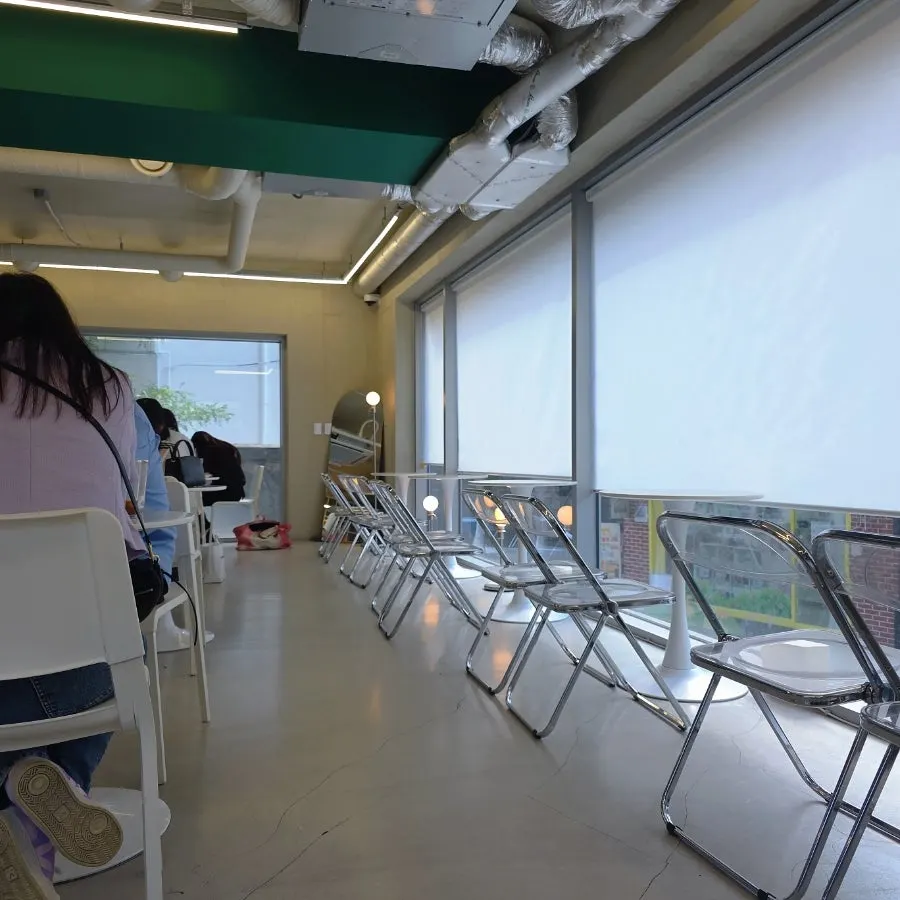 통창 빛이 들어오는 띵크프룻 공간