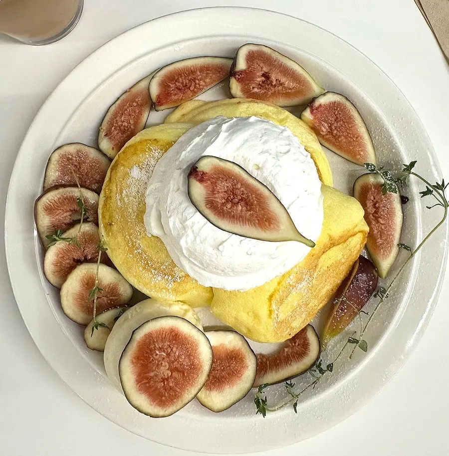 注文後に焼き上がったThink Fruitのスフレパンケーキ