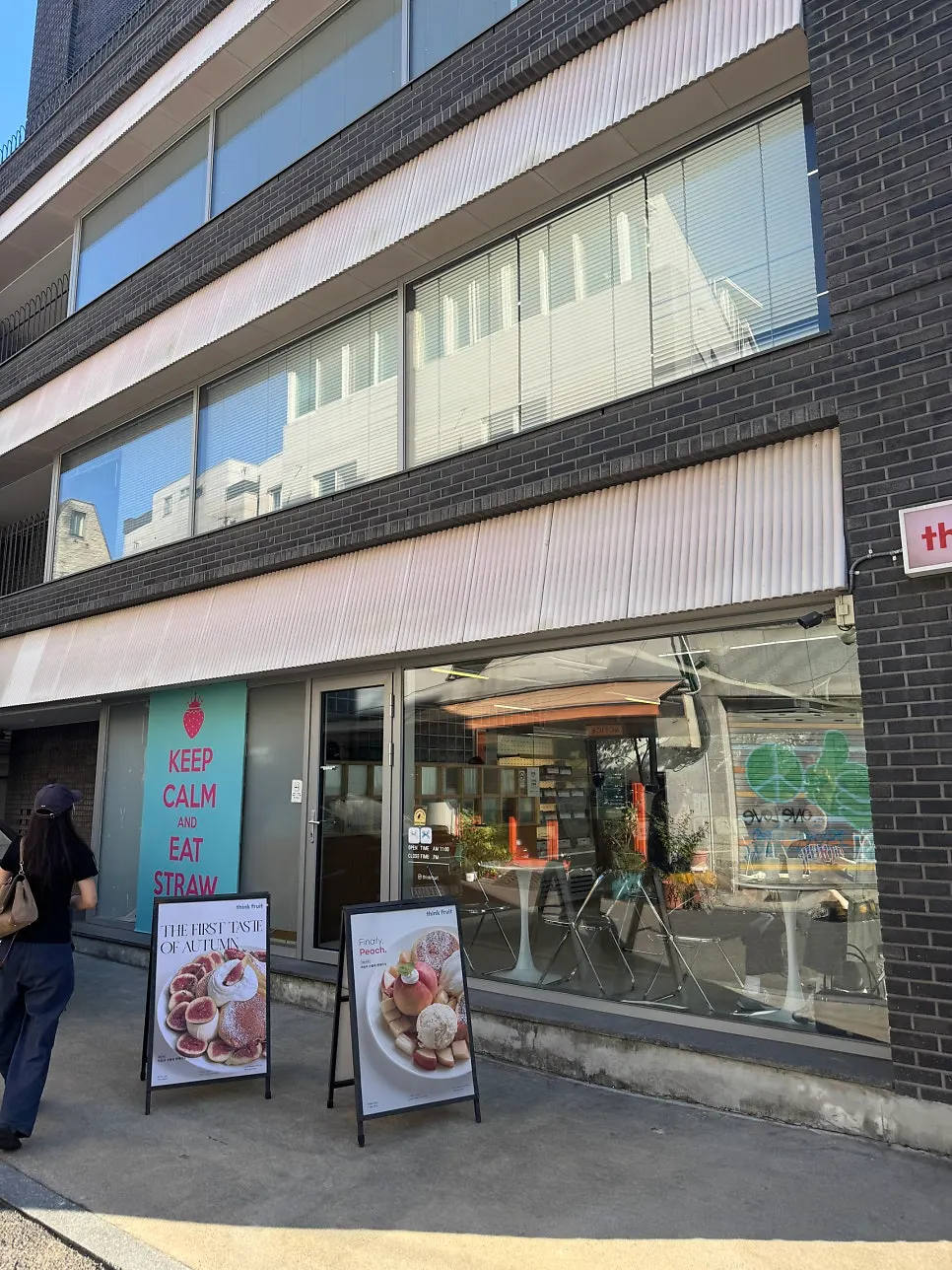 넓은 띵크프룻 카페 홀 풍경