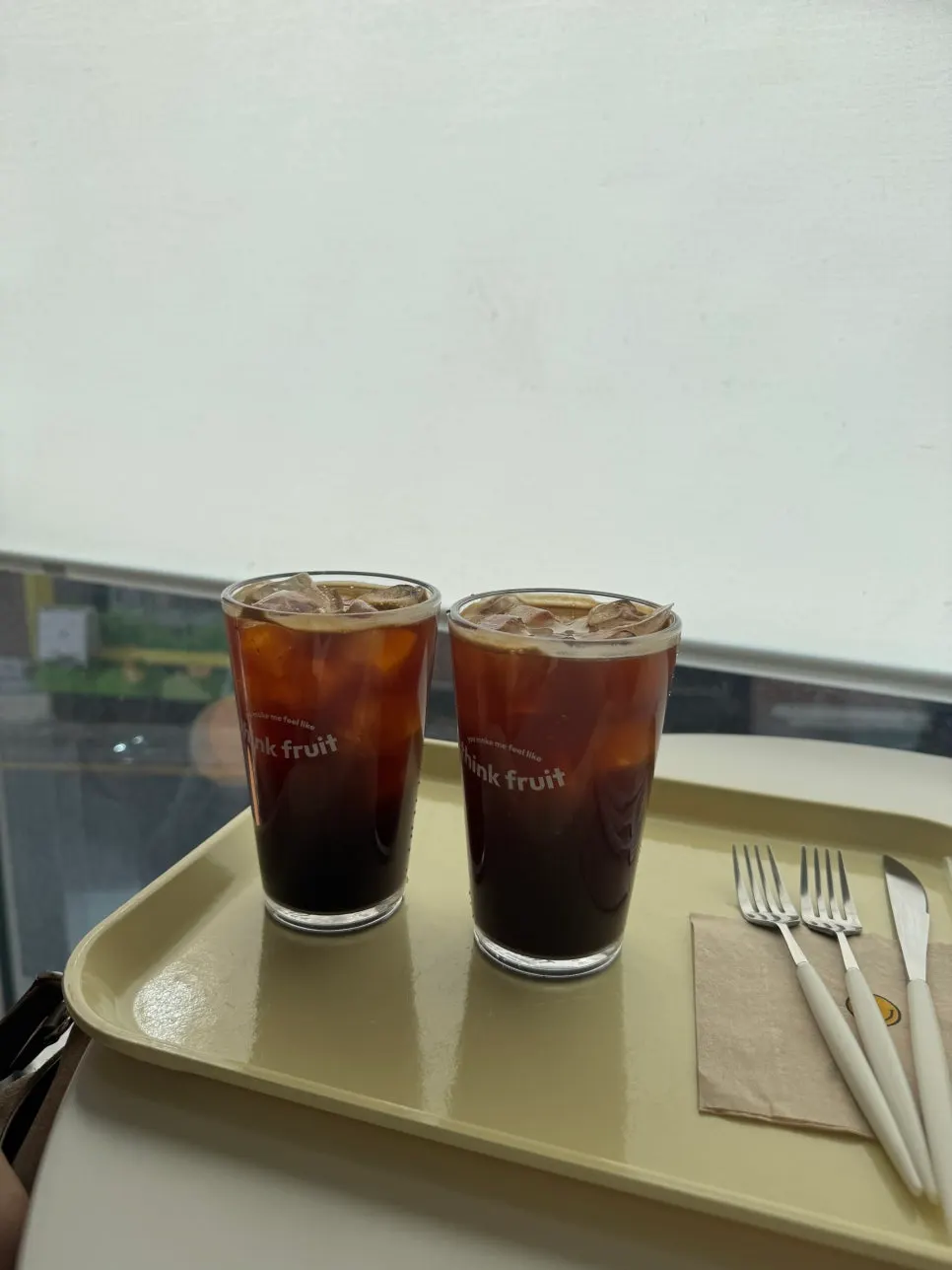 무화과 수플레 팬케이크와 아이스 아메리카노