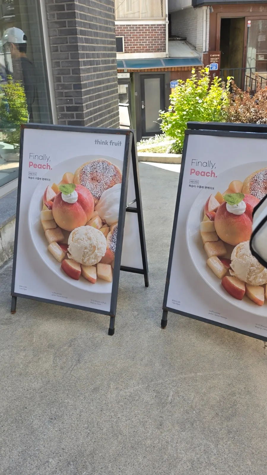 Hongdae fruit dessert café space