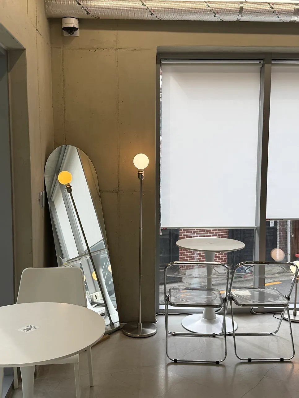 The cozy interior atmosphere of Think Fruit