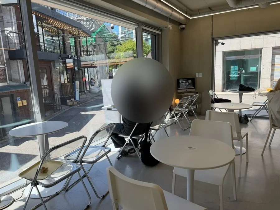 가게 문앞에 붙은 블루리본 서베이 스티커
