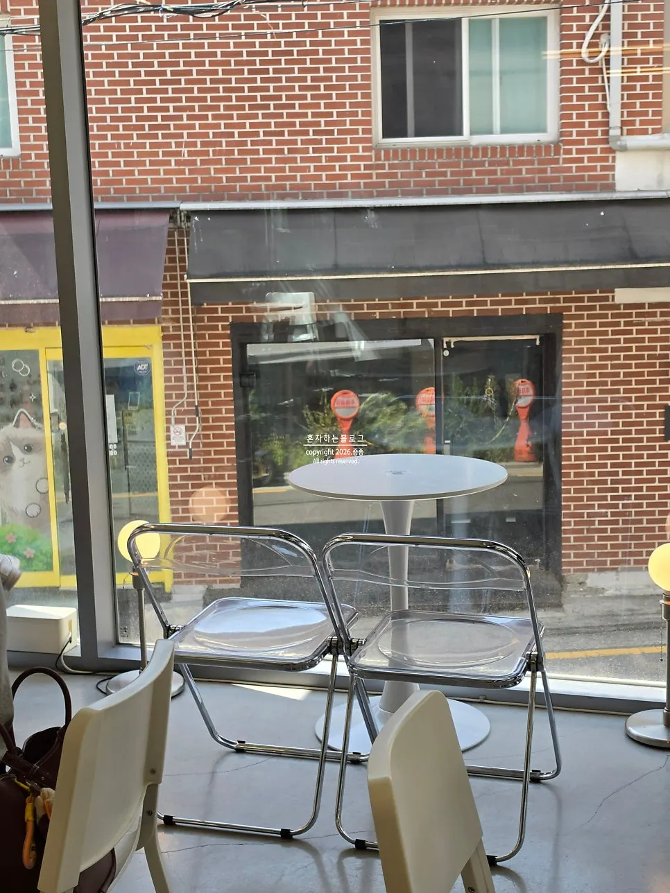 Inner seating and window-side seats at Think Fruit
