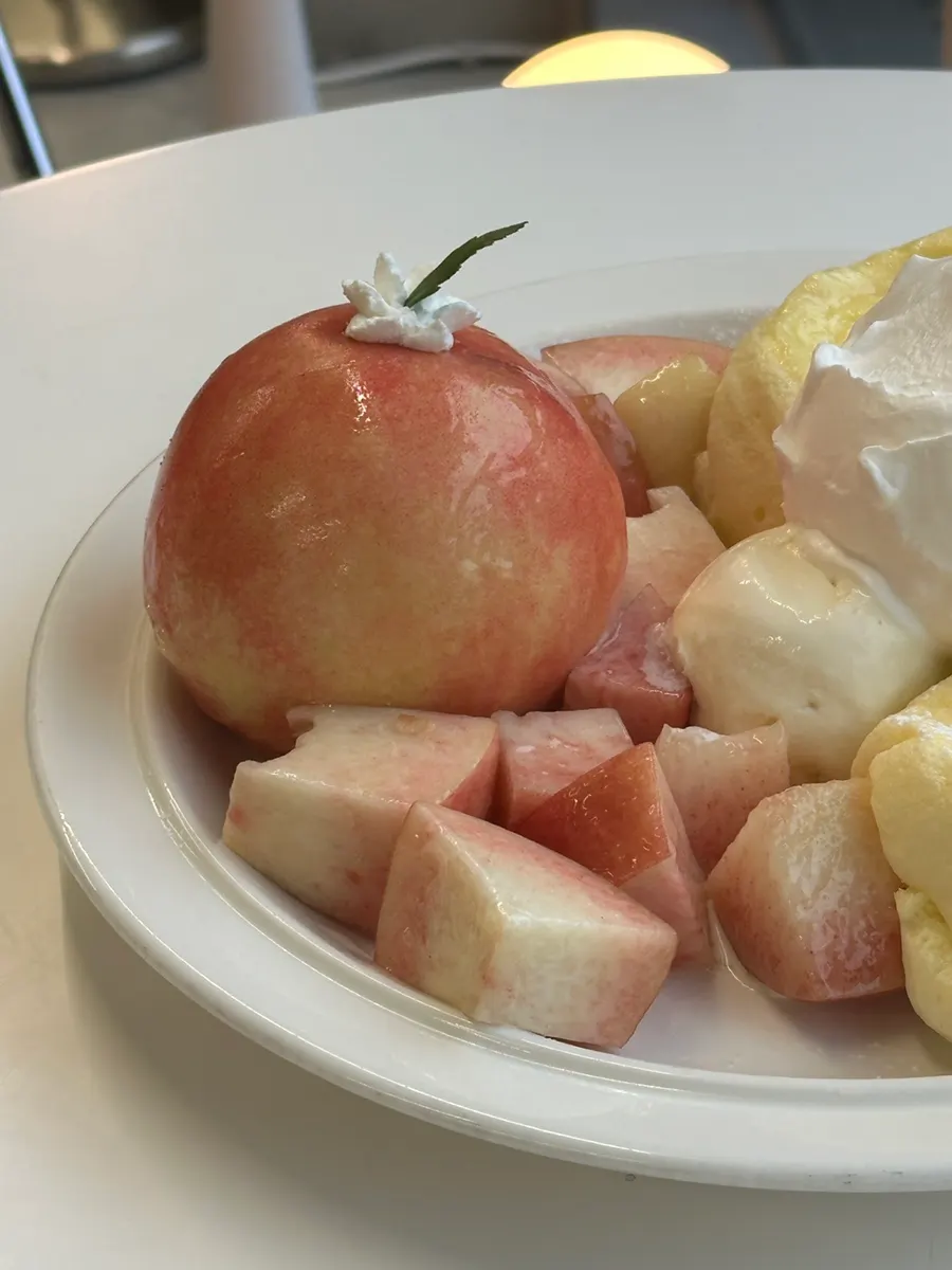 Soufflé pancakes topped with peach