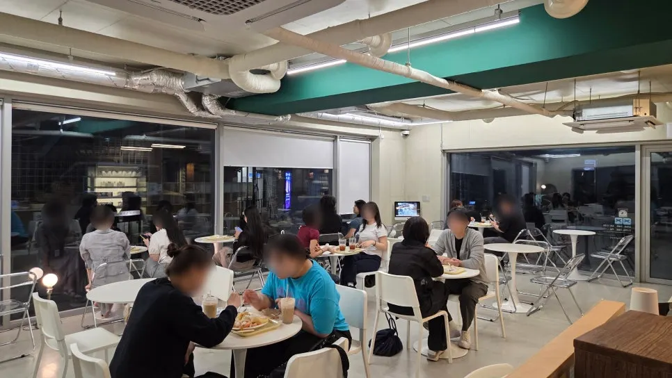 커피와 디저트를 즐기는 테이블 풍경