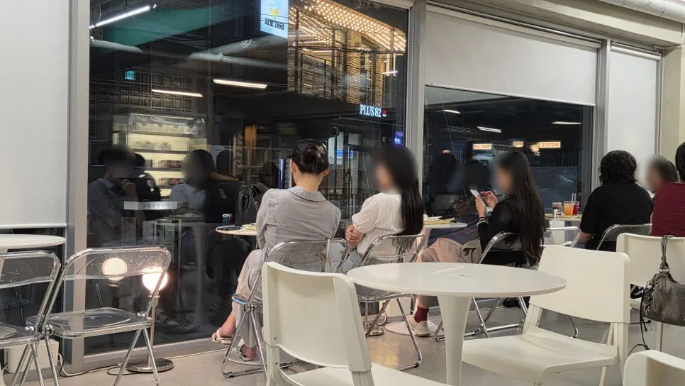 주말 저녁 채워진 띵크프룻 좌석