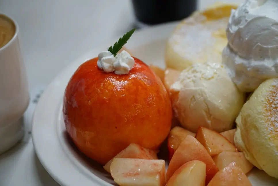 도톰하게 올라온 수플레와 복숭아