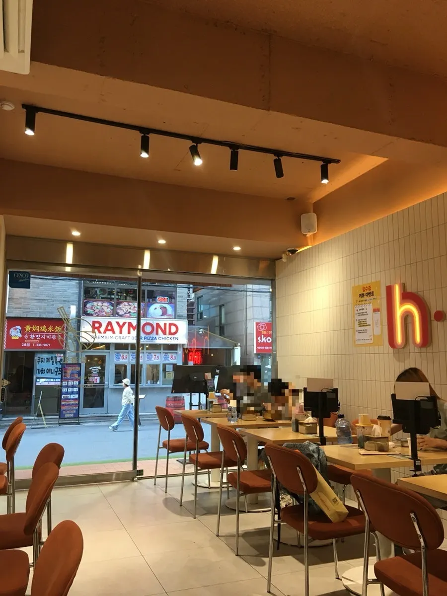 큼지막한 테이블이 놓인 매장 좌석