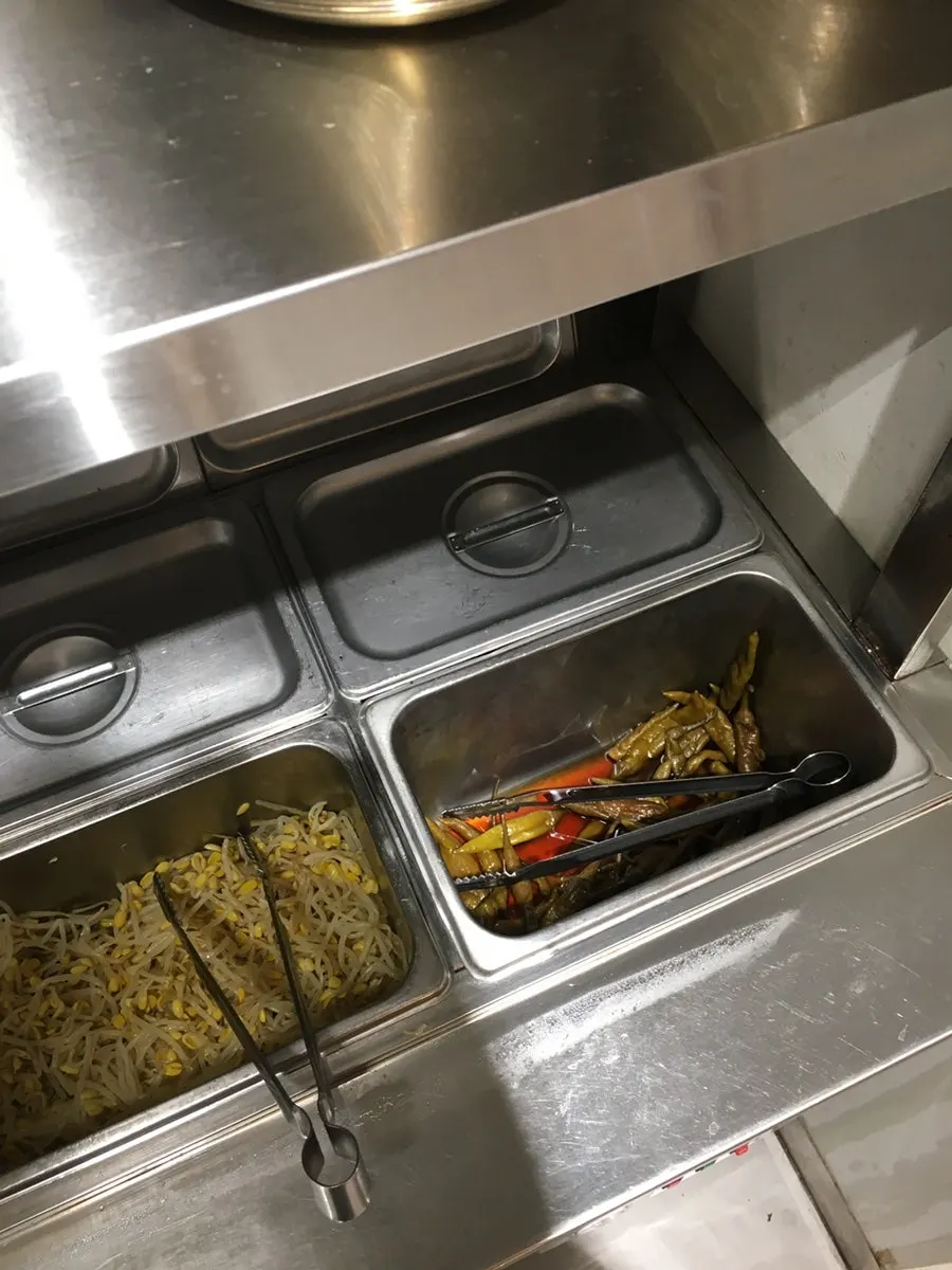 김치와 콩나물, 고추장아찌가 놓인 셀프바