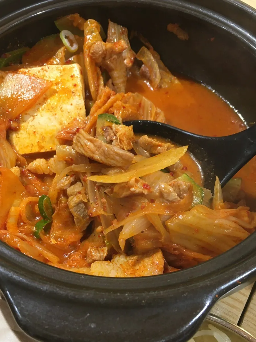 스팸과 두부, 돼지고기가 든 김치찌개 근접
