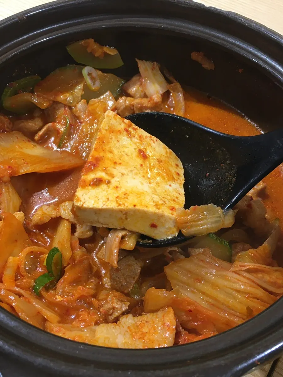 재료가 알차게 들어간 돼지 김치찌개