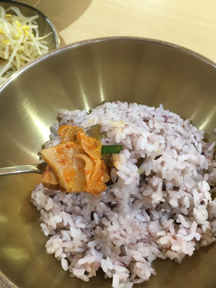 밥과 함께 먹는 김치찌개 한 술