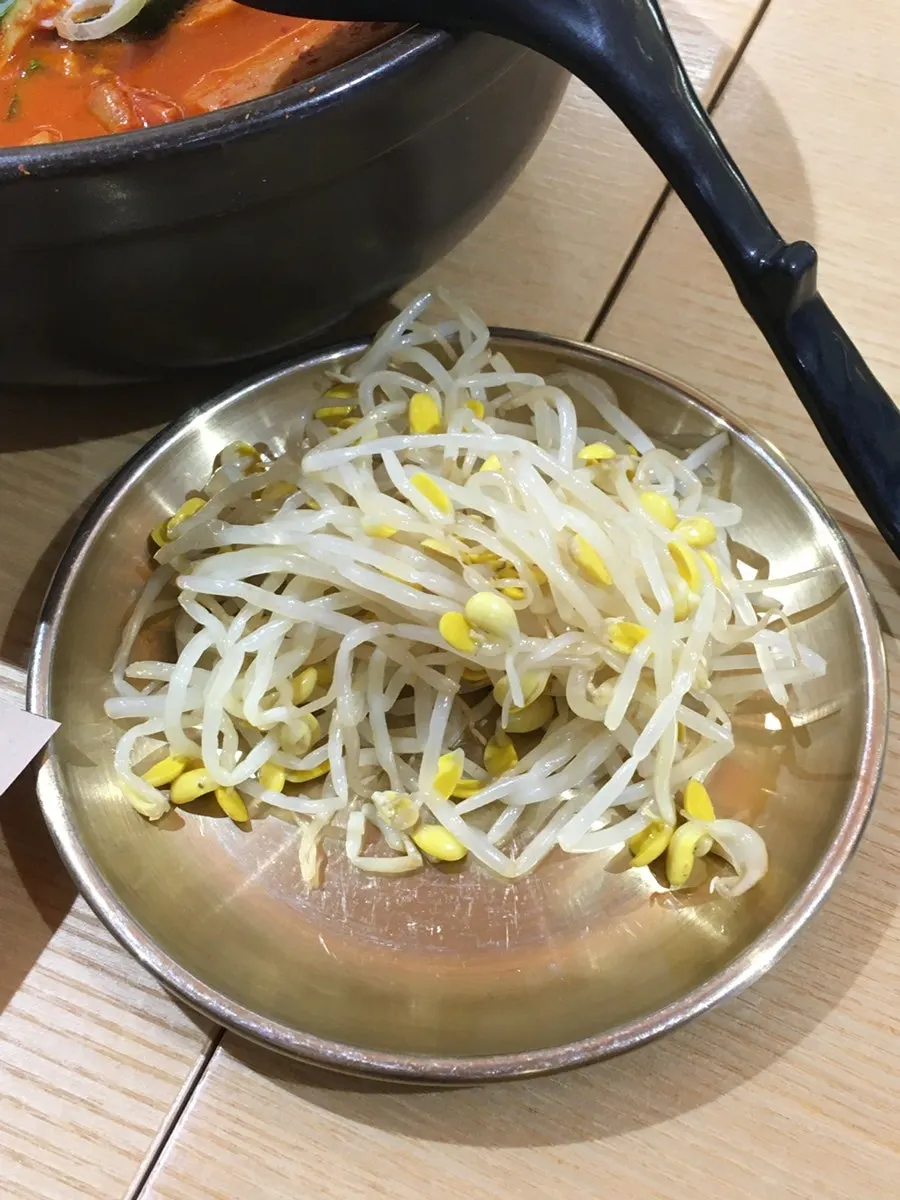 밑반찬 콩나물과 김치찌개