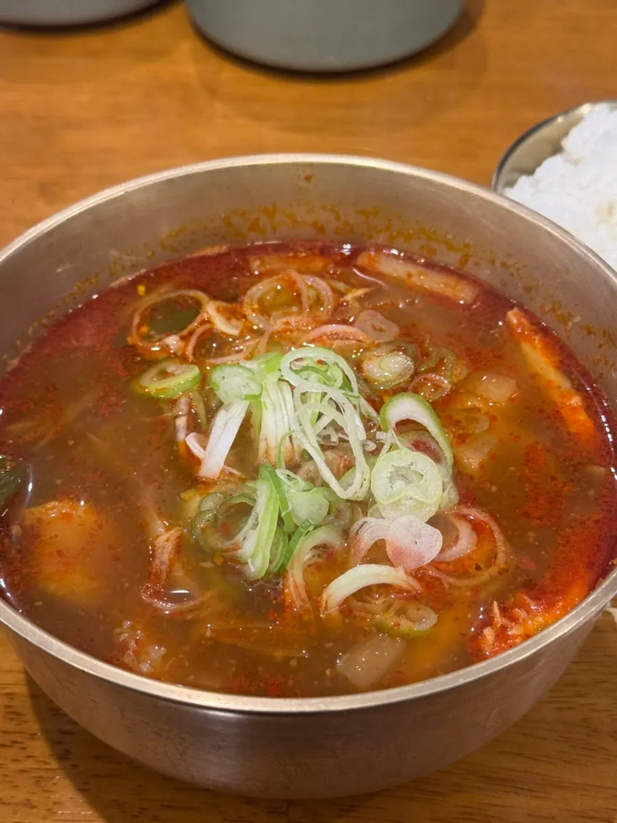 빨간 국물의 얼큰한우곰탕 두 그릇