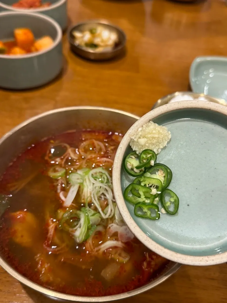 다진 마늘과 청양고추를 곁들인 얼큰곰탕