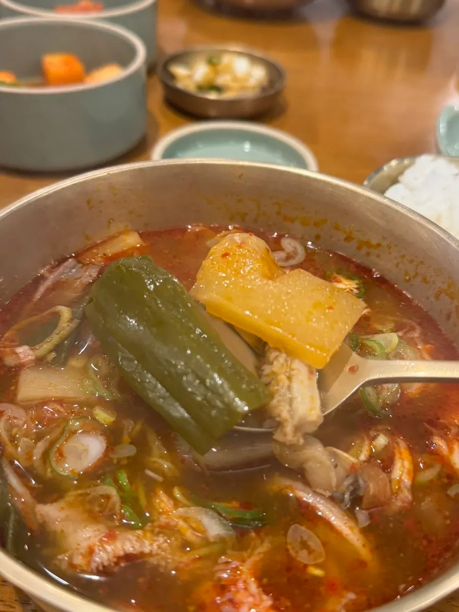 건더기 가득한 얼큰한우곰탕 국물