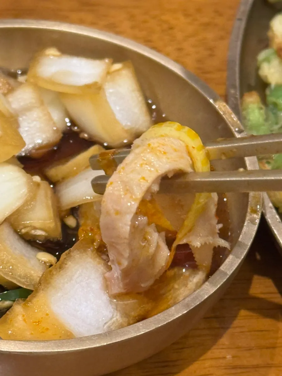 양파장아찌와 간장에 곁들인 곰탕 고기