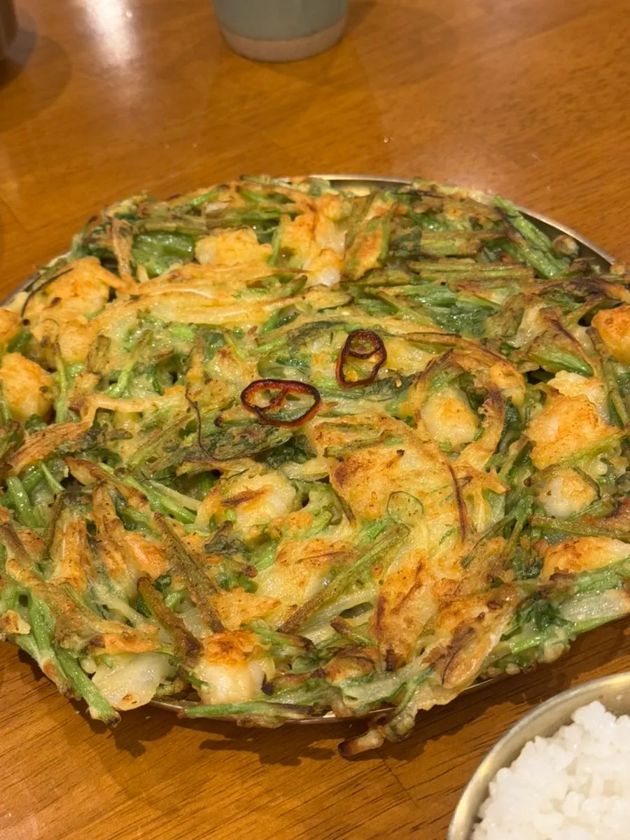 통새우가 박힌 새우미나리전 한 접시