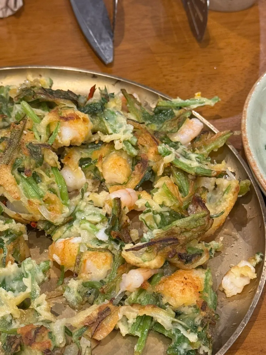 바삭하게 부쳐진 새우미나리전