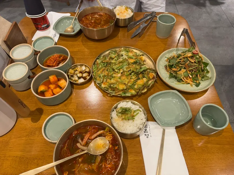 도온정 홍대직영점 곰탕과 전 상차림 전경