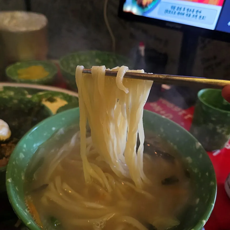 A refreshing bowl of mukjabap that tames the spice