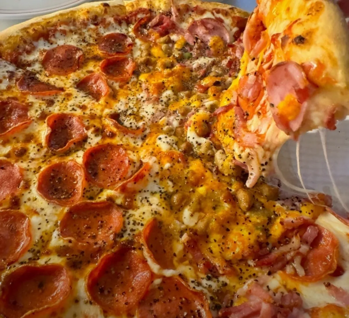Piza separuh-separuh Sunny's Pizza Market sepenuh dulang