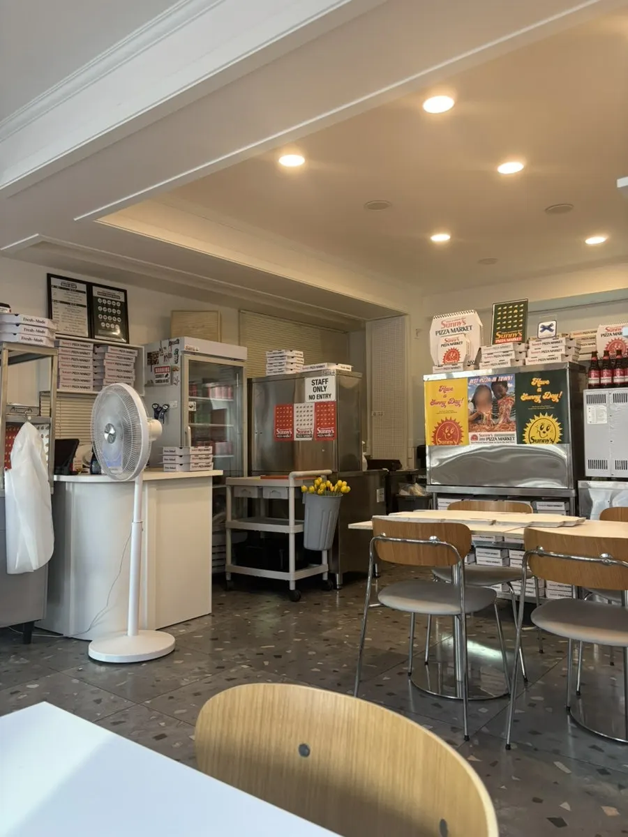 Susunan meja di restoran piza berdekatan Stesen Hongik University