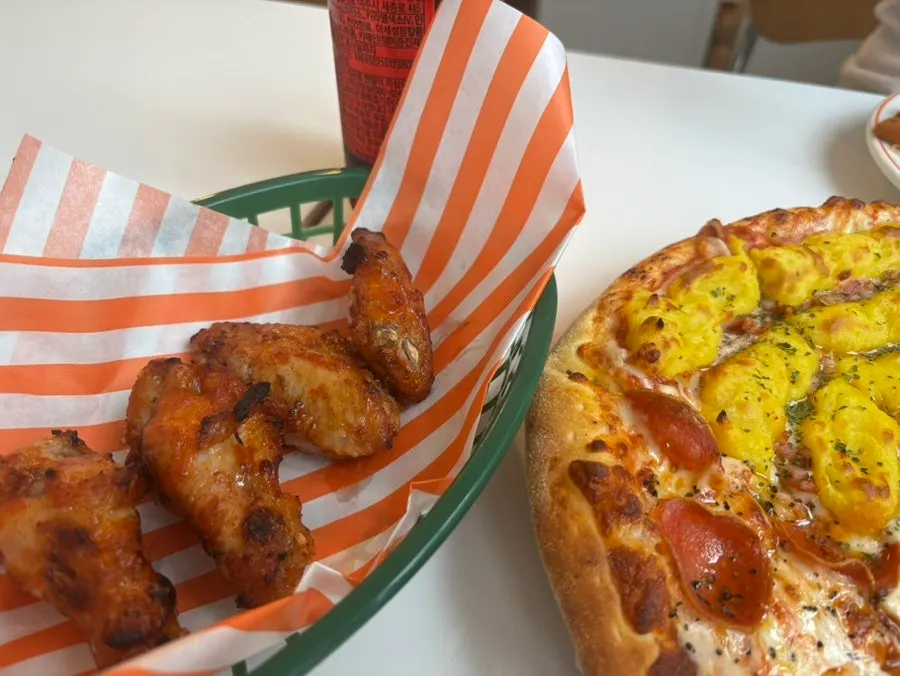 Pandangan penuh piza separuh ubi keledek dan pepperoni