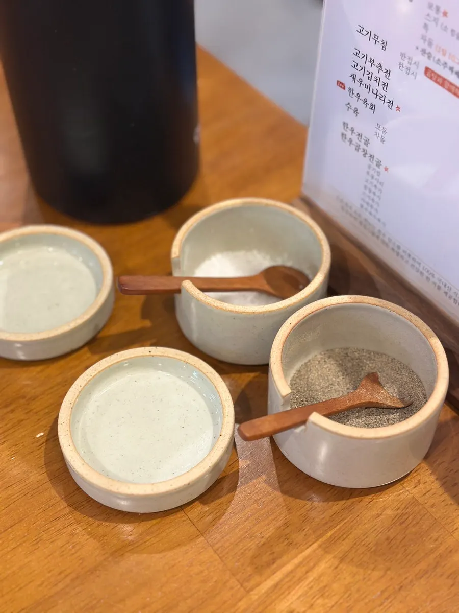 도온정 홍대직영점 좌석과 테이블