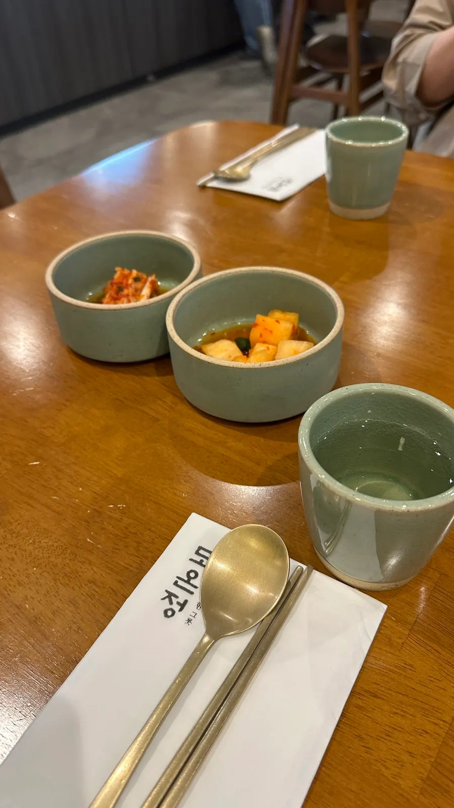 고기부추전 사진이 걸린 매장 벽면