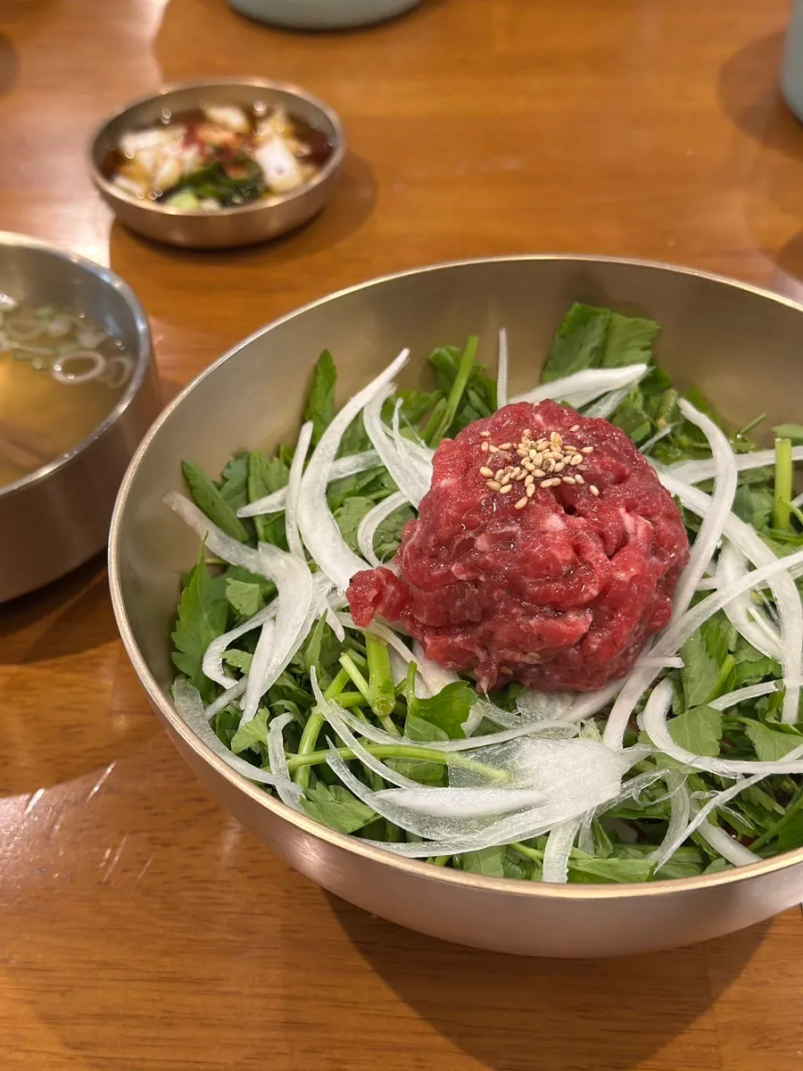 기본 반찬 김치와 깍두기가 놓인 상차림