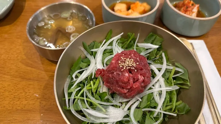 한우육회비빔밥 한 그릇