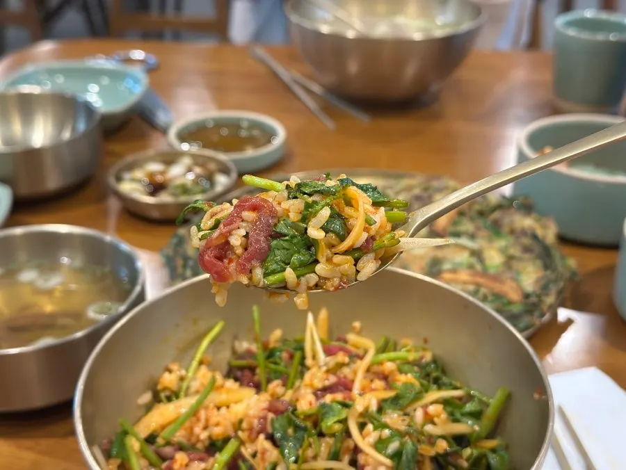 비벼 먹는 한우육회비빔밥