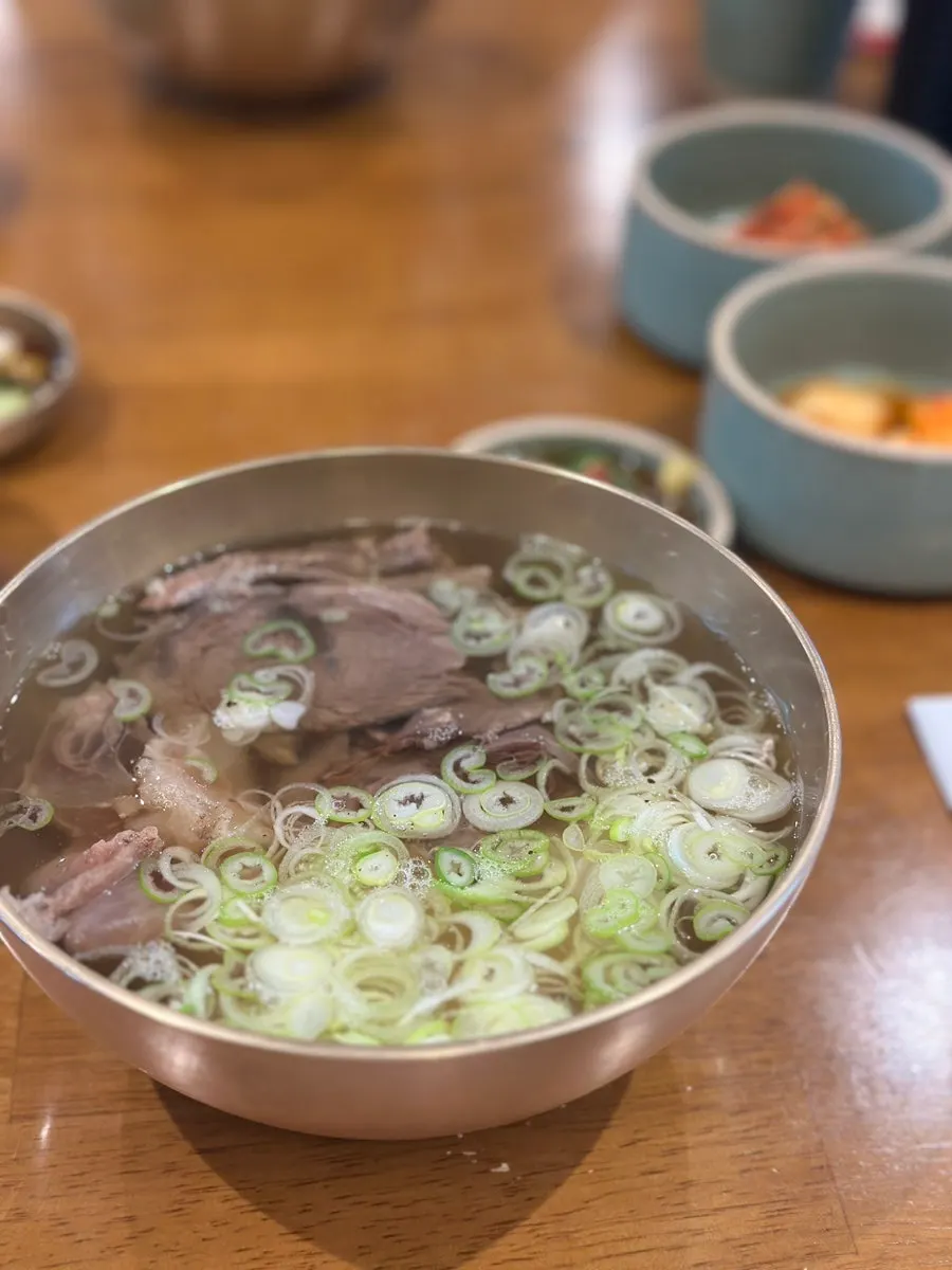 숟가락에 담은 육회비빔밥 한입