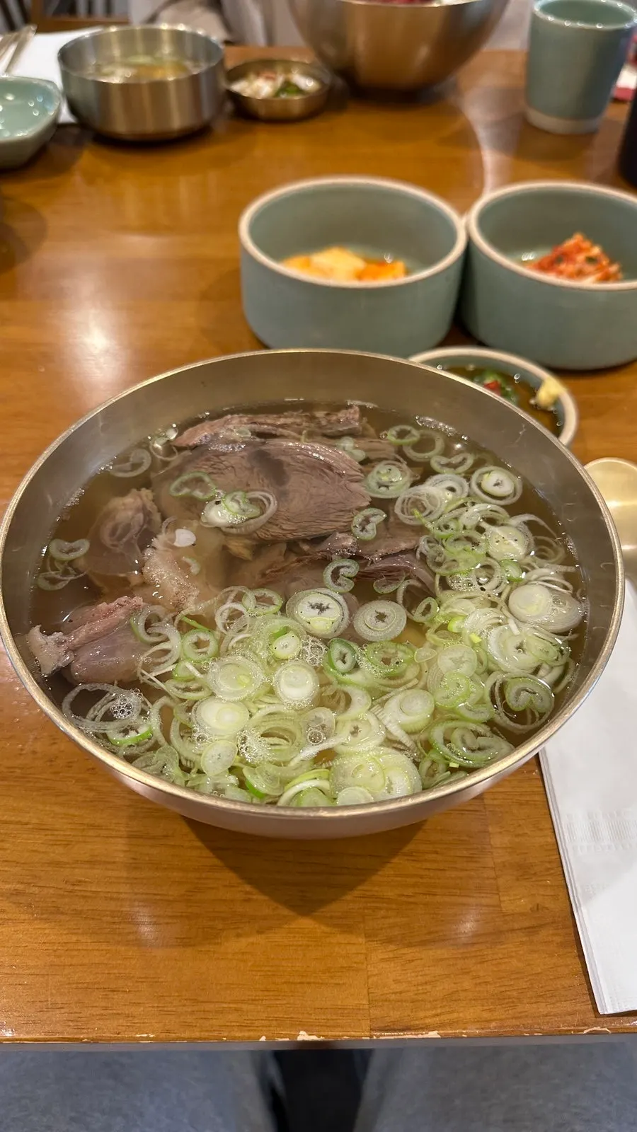 육회비빔밥과 반찬이 놓인 테이블