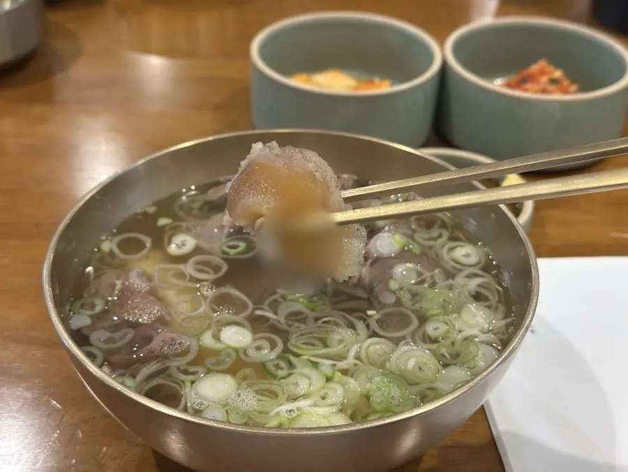 밥이 말아져 나온 맑은 한우곰탕 스지