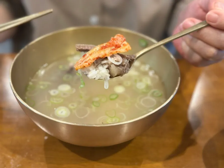 숟가락으로 떠올린 스지곰탕 국물과 밥