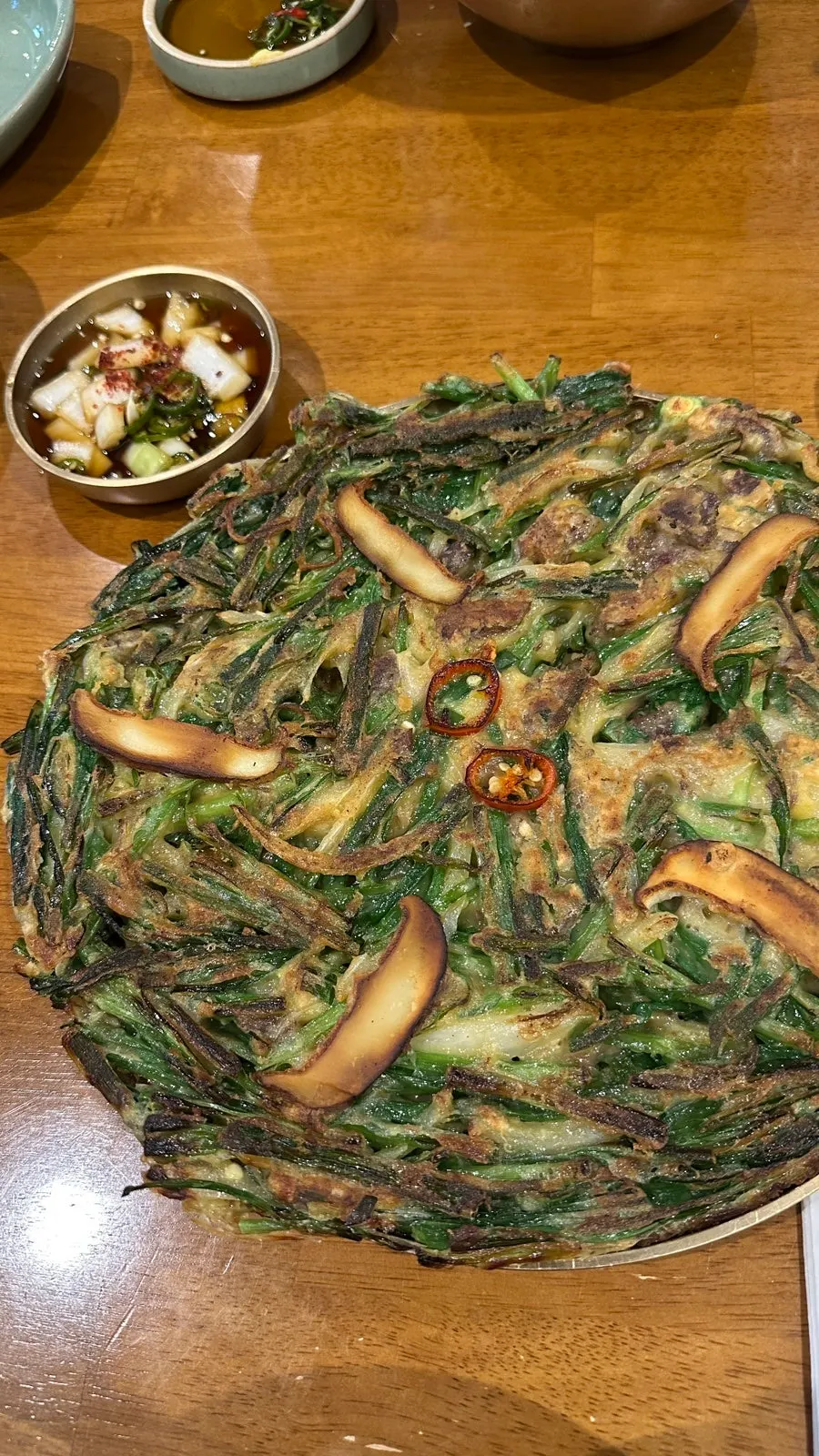 스지곰탕과 육회비빔밥을 함께 놓은 점심 상