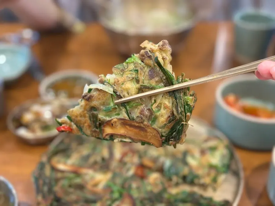 곰탕 그릇과 반찬이 놓인 테이블