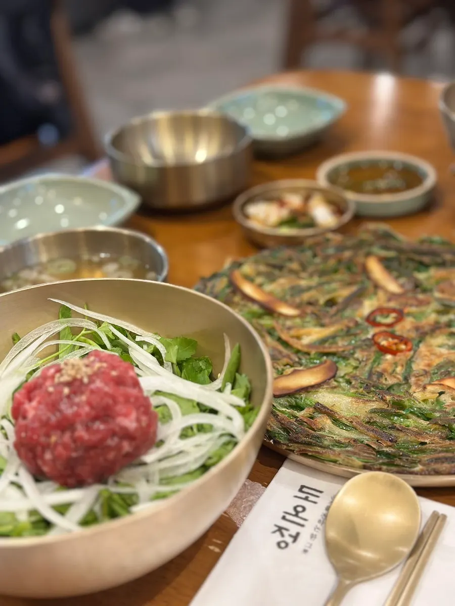 세 가지 메뉴를 함께 차린 도온정 상차림
