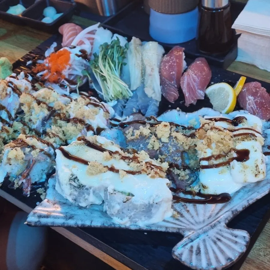 Long-tail sushi topped with fried topping